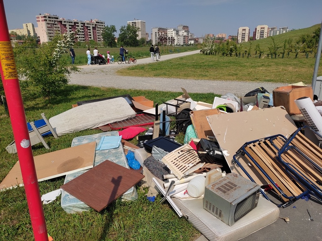 Sesto - VIA MANIN PRESA D'ASSALTO DAGLI SCARICATORI ABUSIVI
