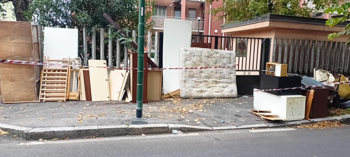 Sesto - Trasforma via Fratelli di Dio in una discarica a cielo aperto