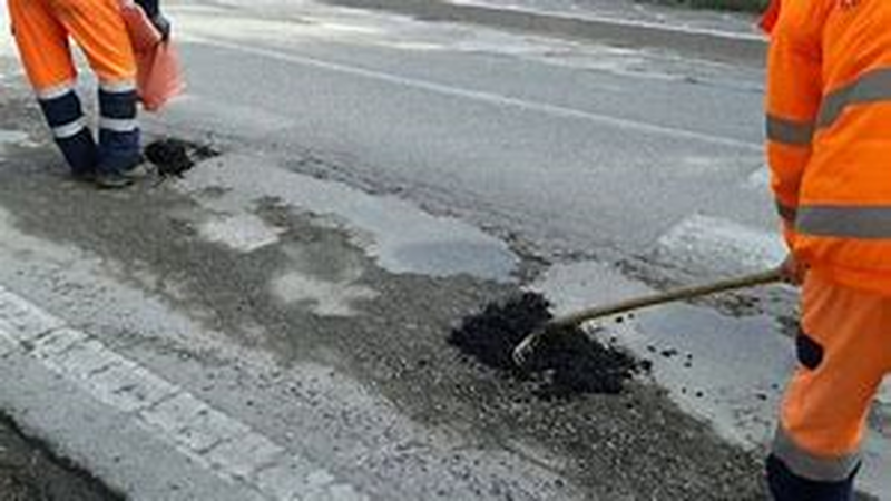 Sesto - Operai al lavoro per ripristinare le anomalie Stradali, Operazione tappa buche