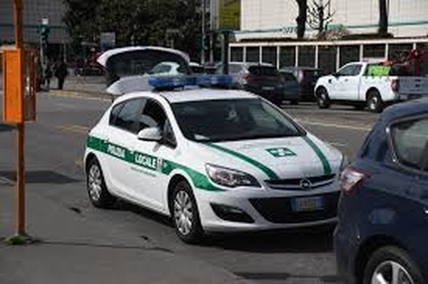 Due sedicenni, fermati e denunciati dalla Polizia Locale per aver distrutto un cestino a calci.