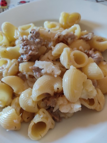 Conchiglie salsiccia cavolfiore pecorino