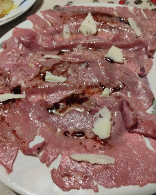 IN CUCINA CON ARSELIO: Carne salada, scottata e condita con olio sale pepe aceto balsamico, e scaglie di Montasio.