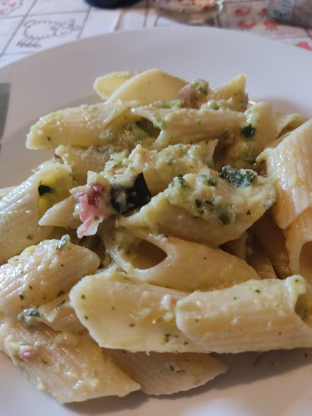 IN CUCINA CON ARSELIO:  Pennoni rigati, con mousse di zucchine speck, crema di pecorino 