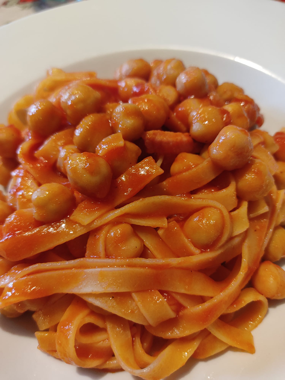 IN CUCINA CON ARSELIO: Tagliatelle con ceci guanciale passata e pecorino