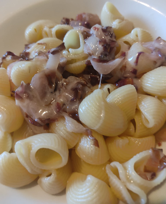 IN CUCINA CON ARSELIO: conchiglie con radicchio e montasio
