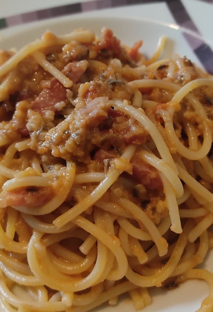 IN CUCINA CON ARSELIO:  Spaghetti con crema di melanzane pecorino e speck 