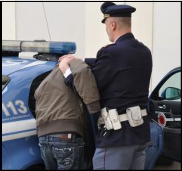 Papa’ denuncia il figlio evaso